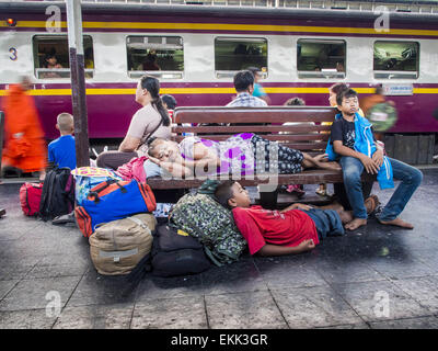 Bangkok, Bangkok, Thaïlande. Apr 11, 2015. Les gens dorment pendant qu'ils attendent à bord d'un train à la gare de Hua Lamphong à Bangkok. Plus de 130 000 passagers acheminées via la gare principale de Bangkok vendredi en avant de Songkran, le nouvel an traditionnel. Songkran sera célébrée du 13 au 15 avril mais les gens commencer à diffuser en continu hors de Bangkok le 10 avril pour retourner dans leurs provinces d'origine. Crédit : Jack Kurtz/ZUMA/Alamy Fil Live News Banque D'Images