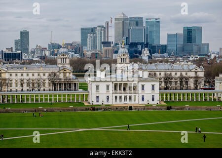 La vue depuis l'observatoire de Greenwich vers l'ancien collège naval situé en face de la Canary Wharf moderne Banque D'Images