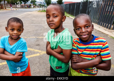 Johannesburg Afrique du Sud,Soweto,résident,résidents,résidents,Noirs garçons garçons enfants enfants amis,SAfri150307027 Banque D'Images