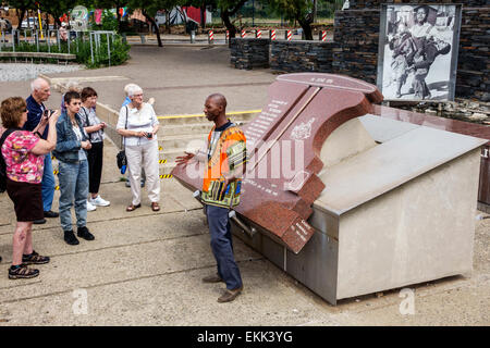 Johannesburg Afrique du Sud,Orlando Ouest,Soweto,Hector Pieterson Memorial,Protest,apartheid,Sam Nzima,Black man men male,guide,parlant,expliquant,SAfri1 Banque D'Images