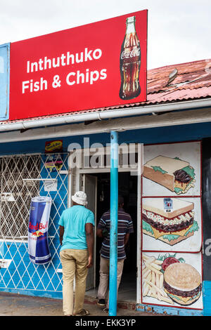 Johannesburg Afrique du Sud,Soweto,épicerie,commodité,avant,entrée,Inthuko Fish & Chips,Black man men male,entrée,SAfri150307037 Banque D'Images