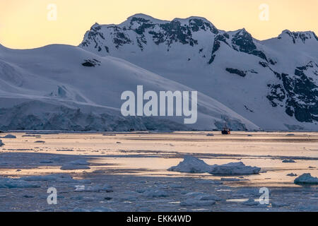 Brise-glace tourisme dans le paysage spectaculaire du Canal Lemaire sur la péninsule Antarctique dans l'Antarctique. Banque D'Images