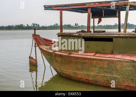 Vieux bateau amarré sur la rivière Hoai Banque D'Images