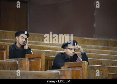 Le Caire, Égypte. Apr 11, 2015. La police égyptienne s'asseoir en face de bars vide pendant le procès de dirigeants des Frères musulmans au Caire, le 11 avril 2015. Un tribunal égyptien a condamné Mohamed Badie, le numéro deux de l'Frères Musulmans, et 13 autres membres du groupe à mort pour incitation à la violence et le chaos, un juge a dit en séance télévisée le samedi : Crédit Stringer/APA/Images/fil ZUMA Alamy Live News Banque D'Images