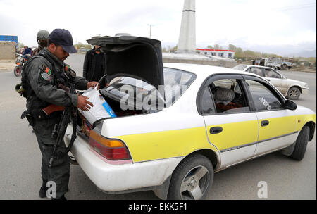 Ghazni, en Afghanistan. Apr 11, 2015. Un policier afghan cherche un véhicule à un point de contrôle dans la province de Ghazni, Afghanistan, le 11 avril 2015. Une bombe a frappé un véhicule dans la province de Ghazni vendredi, tuant 12 civils à bord, adjoint au chef de la police provinciale Mohammad Ali Ahmadi a dit. Credit : Rahmat/Xinhua/Alamy Live News Banque D'Images