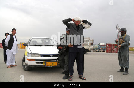 Ghazni, en Afghanistan. Apr 11, 2015. Un policier afghan cherche un passager à un point de contrôle dans la province de Ghazni, Afghanistan, le 11 avril 2015. Une bombe a frappé un véhicule dans la province de Ghazni vendredi, tuant 12 civils à bord, adjoint au chef de la police provinciale Mohammad Ali Ahmadi a dit. Credit : Rahmat/Xinhua/Alamy Live News Banque D'Images