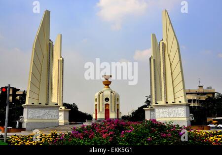 Bangkok, Thaïlande : l'art déco distinctif le Monument de la démocratie marque la fin de la monarchie absolue en 1932 Banque D'Images