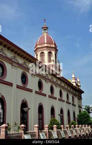 Bangkok, Thaïlande : 1835 - 1913 Santa Cruz néo-romane de l'église catholique portugaise de Thonburi Banque D'Images