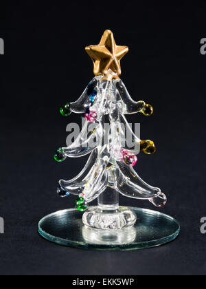 Arbre de Noël en verre sur fond noir Banque D'Images