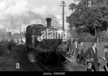 Numéro 32636 locomotive à vapeur d'origine la plus ancienne locomotive ferroviaire britannique sur la tournée d'adieu hayling island Banque D'Images