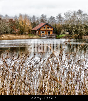 Log Cabin dans les Cotswolds géré par Log House Holidays Banque D'Images