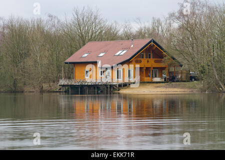 Log Cabin dans les Cotswolds géré par Log House Holidays Banque D'Images