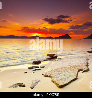 Coucher de soleil sur l'île. Pierre sur l'avant-plan Banque D'Images