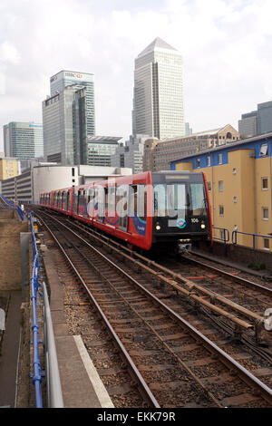 Un B07 ,Docklands Light Railway Train approchant Westferry, Banque D'Images