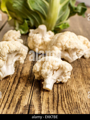 Chou-fleur cru avec la feuille sur la table en bois Banque D'Images