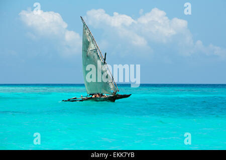 Voilier en bois dhow () sur l'eau turquoise de l'île de Zanzibar Banque D'Images