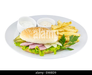 Le cheeseburger avec des pommes de terre et la sauce sur un fond isolé Banque D'Images