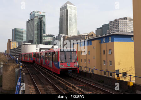 Docklands Light Railway Train approchant Westferry, Banque D'Images