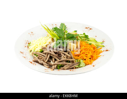 Salade avec de la viande, les carottes et les croûtons sur un fond isolé Banque D'Images