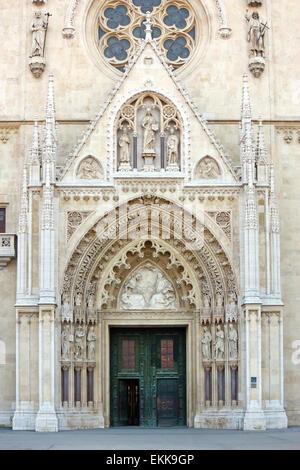 Entrée principale de la cathédrale de l'Assomption de la Bienheureuse Vierge Marie à Zagreb, Croatie Banque D'Images