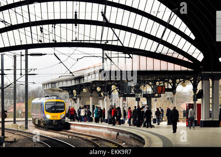 YORK, UK - Avril 2010 : former des FirstGroup, un groupe de transport britannique, arrive à la gare de York. Banque D'Images