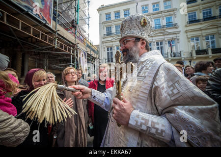 La base britannique russes et d'autres chrétiens orthodoxes de l'est de recueillir à l'extérieur de l'église Russe, Diocèse de Sourozh, à Londres, avec leurs paniers de Pâques (Easter) contenant les œufs décorés et des gâteaux pour recevoir des bénédictions de Pâques par Mgr Elisey de Sourozh sur grand samedi. Banque D'Images