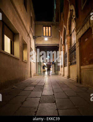 Vue de rues et d'allys à Venise la nuit. Le flou de personnes peut être vu marcher Banque D'Images