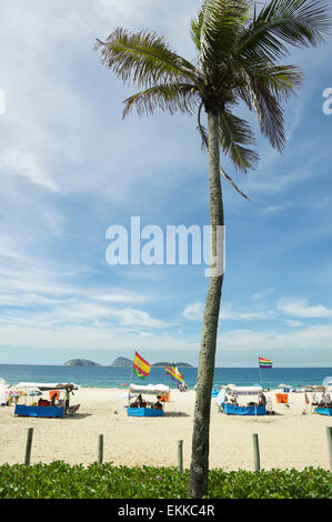 RIO DE JANEIRO, Brésil - 2 avril 2014 : des cabanes de plage, connu localement comme un barracas, bordent la plage sur une calme matin. Banque D'Images