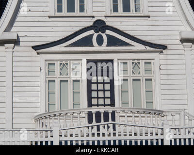 Détail de façade de villa en bois de luxe dans le vieux quartier résidentiel de Stavanger en Norvège, un mur lambrissé en bois blanc, véranda Banque D'Images