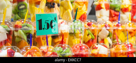 Pleine de couleurs dans ce détail de salades de fruits exposés dans un marché espagnol Banque D'Images