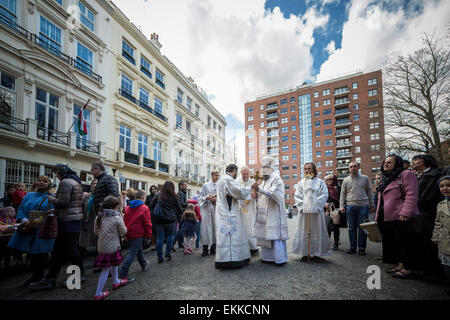 La base britannique russes et d'autres chrétiens orthodoxes de l'est de recueillir à l'extérieur de l'église Russe, Diocèse de Sourozh, à Londres, avec leurs paniers de Pâques (Easter) contenant les œufs décorés et des gâteaux pour recevoir des bénédictions de Pâques par Mgr Elisey de Sourozh sur grand samedi. Banque D'Images