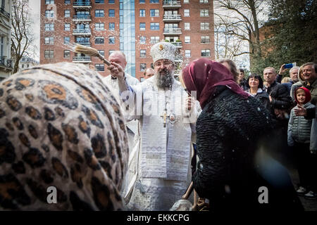 La base britannique russes et d'autres chrétiens orthodoxes de l'est de recueillir à l'extérieur de l'église Russe, Diocèse de Sourozh, à Londres, avec leurs paniers de Pâques (Easter) contenant les œufs décorés et des gâteaux pour recevoir des bénédictions de Pâques par Mgr Elisey de Sourozh sur grand samedi. Banque D'Images