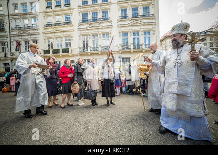 La base britannique russes et d'autres chrétiens orthodoxes de l'est de recueillir à l'extérieur de l'église Russe, Diocèse de Sourozh, à Londres, avec leurs paniers de Pâques (Easter) contenant les œufs décorés et des gâteaux pour recevoir des bénédictions de Pâques par Mgr Elisey de Sourozh sur grand samedi. Banque D'Images