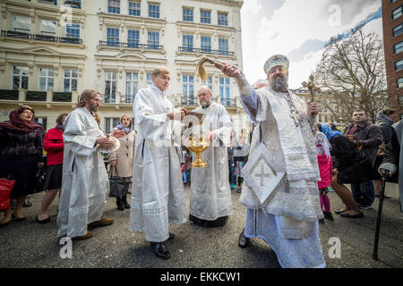 La base britannique russes et d'autres chrétiens orthodoxes de l'est de recueillir à l'extérieur de l'église Russe, Diocèse de Sourozh, à Londres, avec leurs paniers de Pâques (Easter) contenant les œufs décorés et des gâteaux pour recevoir des bénédictions de Pâques par Mgr Elisey de Sourozh sur grand samedi. Banque D'Images