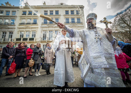 La base britannique russes et d'autres chrétiens orthodoxes de l'est de recueillir à l'extérieur de l'église Russe, Diocèse de Sourozh, à Londres, avec leurs paniers de Pâques (Easter) contenant les œufs décorés et des gâteaux pour recevoir des bénédictions de Pâques par Mgr Elisey de Sourozh sur grand samedi. Banque D'Images