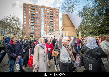 La base britannique russes et d'autres chrétiens orthodoxes de l'est de recueillir à l'extérieur de l'église Russe, Diocèse de Sourozh, à Londres, avec leurs paniers de Pâques (Easter) contenant les œufs décorés et des gâteaux pour recevoir des bénédictions de Pâques par Mgr Elisey de Sourozh sur grand samedi. Banque D'Images