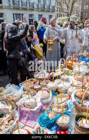 La base britannique russes et d'autres chrétiens orthodoxes de l'est de recueillir à l'extérieur de l'église Russe, Diocèse de Sourozh, à Londres, avec leurs paniers de Pâques (Easter) contenant les œufs décorés et des gâteaux pour recevoir des bénédictions de Pâques par Mgr Elisey de Sourozh sur grand samedi. Banque D'Images