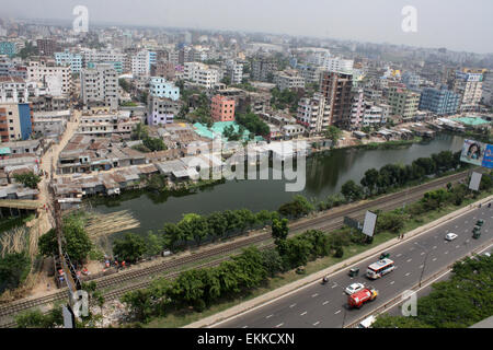 Un aperçu de la ville de Dhaka, la plus forte croissance démographique parmi les villes de l'Asie du Sud. le 11 avril 2015, la population de la ville de Dhaka a progressé à un rythme de près de quatre pour cent par an, la plus forte augmentation parmi les villes de l'Asie du Sud. La population de Dhaka est 10356500 selon la base de données géographique des noms géographiques. Banque D'Images