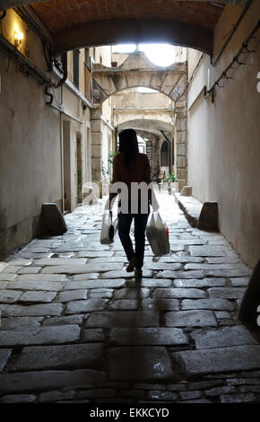 Woman walking along the lane dans El Raval, Barcelone Banque D'Images