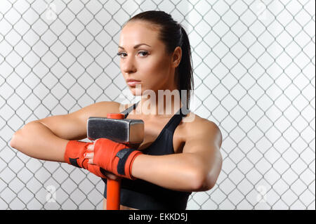 Grande sportive avec un hummer in gym Banque D'Images