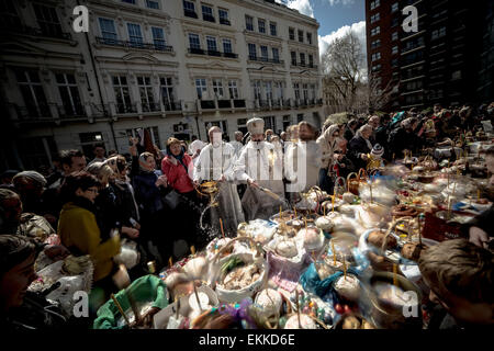 La base britannique russes et d'autres chrétiens orthodoxes de l'est de recueillir à l'extérieur de l'église Russe, Diocèse de Sourozh, à Londres, avec leurs paniers de Pâques (Easter) contenant les œufs décorés et des gâteaux pour recevoir des bénédictions de Pâques par Mgr Elisey de Sourozh sur grand samedi. Banque D'Images