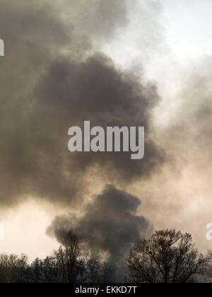 11 avril 2015 - Incendie à l'enfouissement des déchets près de Borispyl, région de Kiev, Ukraine © Igor Golovniov/ZUMA/Alamy Fil Live News Banque D'Images