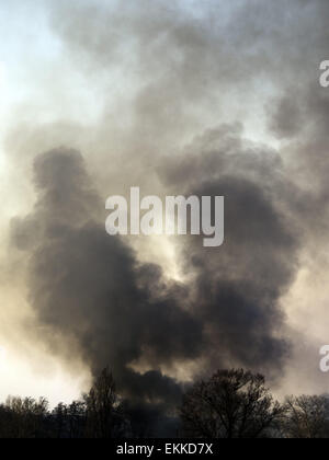 11 avril 2015 - Incendie à l'enfouissement des déchets près de Borispyl, région de Kiev, Ukraine © Igor Golovniov/ZUMA/Alamy Fil Live News Banque D'Images