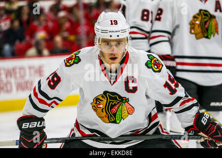 Raleigh, Caroline du Nord, USA. Mar 23, 2015. Blackhawks de Chicago center Jonathan Toews (19) au cours de la partie de la LNH entre les Blackhawks de Chicago et les Hurricanes de la Caroline au PNC Arena. Les Blackhawks défait les Hurricanes de la Caroline 3-1. © Andy Martin Jr./ZUMA/Alamy Fil Live News Banque D'Images