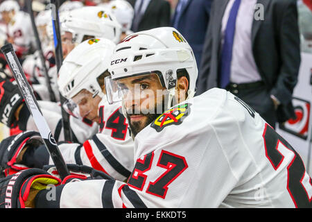 Raleigh, Caroline du Nord, USA. Mar 23, 2015. Le défenseur des Blackhawks de Chicago Johnny Oduya (27) au cours de la partie de la LNH entre les Blackhawks de Chicago et les Hurricanes de la Caroline au PNC Arena. Les Blackhawks défait les Hurricanes de la Caroline 3-1. © Andy Martin Jr./ZUMA/Alamy Fil Live News Banque D'Images