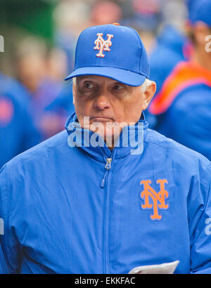 New York Mets manager Terry Collins (10) dans l'étang avant son équipe batting en neuvième manche contre les Nationals de Washington au Championnat National Park à Washington, DC le Jeudi, Avril 9, 2015. Les mets a gagné le match 6 - 3. Credit : Ron Sachs/CNP (restriction : NO New York ou le New Jersey Journaux ou journaux dans un rayon de 75 km de la ville de New York) - AUCUN FIL SERVICE - Banque D'Images