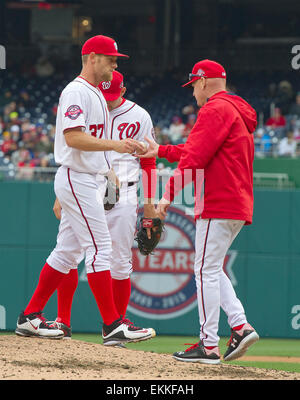 Le lanceur partant des ressortissants de Washington Stephen Strasburg (37) mains la balle à Washington Nationals manager Matt Williams (9) comme il est sorti du jeu après le tangage 5 manches 1/3 et l'abandon de 6 ressortissants s'exécute au Park à Washington, DC le Jeudi, Avril 9, 2015. Les mets a gagné le match 6 - 3. Credit : Ron Sachs/CNP (restriction : NO New York ou le New Jersey Journaux ou journaux dans un rayon de 75 km de la ville de New York) - AUCUN FIL SERVICE - Banque D'Images