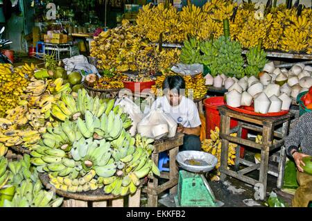 Vendeur de fruits sur l'étal du marché au Vietnam Banque D'Images