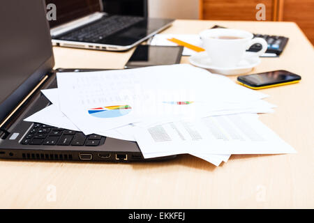 Travail de l'entreprise - graphiques et outils de bureau moderne sur la table Banque D'Images