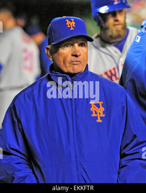 New York Mets manager Terry Collins (10) pas dans l'étang en neuvième manche contre les Nationals de Washington au Championnat National Park à Washington, DC le Mercredi, Avril 8, 2015. Les nationaux a gagné le match 2-1. Credit : Ron Sachs/CNP (restriction : NO New York ou le New Jersey Journaux ou journaux dans un rayon de 75 km de la ville de New York) - AUCUN FIL SERVICE - Banque D'Images